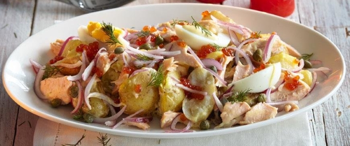 Салат с рыбой горячего копчения вкусный Салат с копченой рыбой горячего копчения с рисом