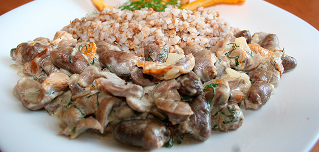 Куриные сердечки в сметане с луком Куриные сердечки в сметане с грибами