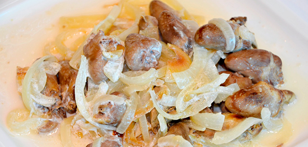 Куриные сердечки в сметане с черносливом Куриные сердечки в сметане с картошкой