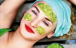 Маска из огурца для лица - это очень порсто! Огуречная маска - рецепт традиционный, известный еще нашим бабушкам.