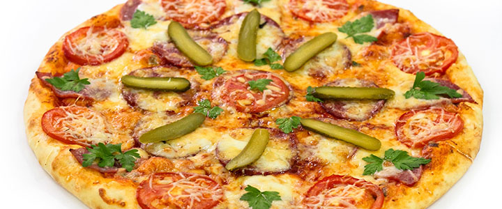 Пицца с колбасой и огурцами Пицца с колбасой и солеными огурцами