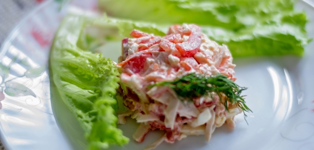 Салат Красное море с палочками Салат Красное море с кальмарами