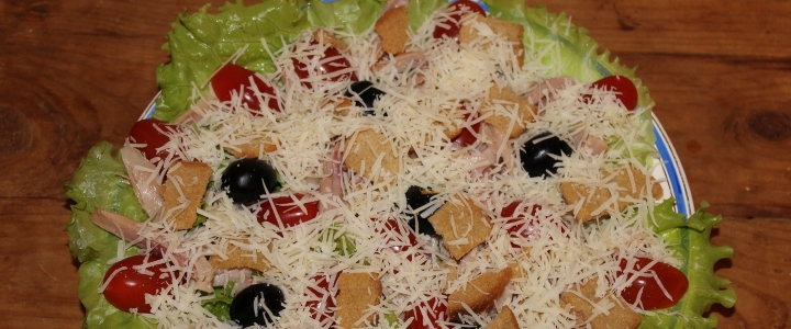 Салат с копченым сыром Салат с копченым сыром и курицей