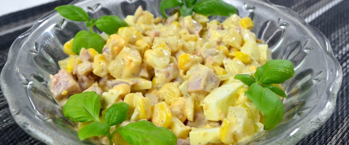 Салат с копченым сыром Салат с копченым сыром и ананасом