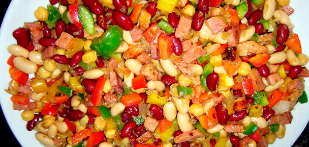 Салат с кукурузой и колбасой Салат с кукурузой и яйцами