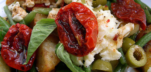 Салат с вялеными помидорами и курицей Салат с вялеными помидорами и луком