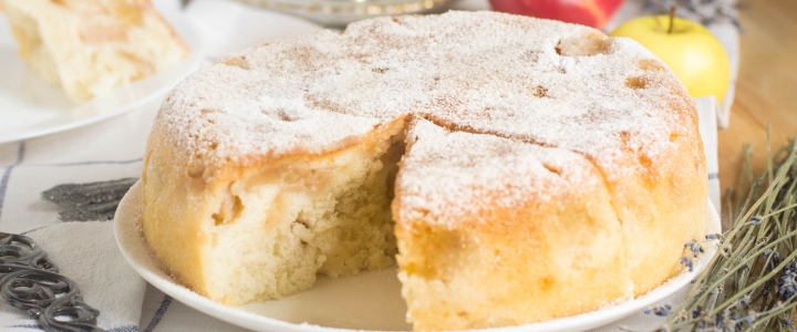 Шарлотка с яблоками и корицей в духовке шарлотка с яблоками и корицей в мультиварке